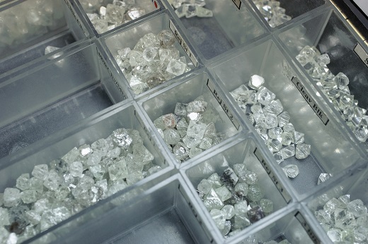 De Beers reports weaker diamond sales - The Jewelry Magazine